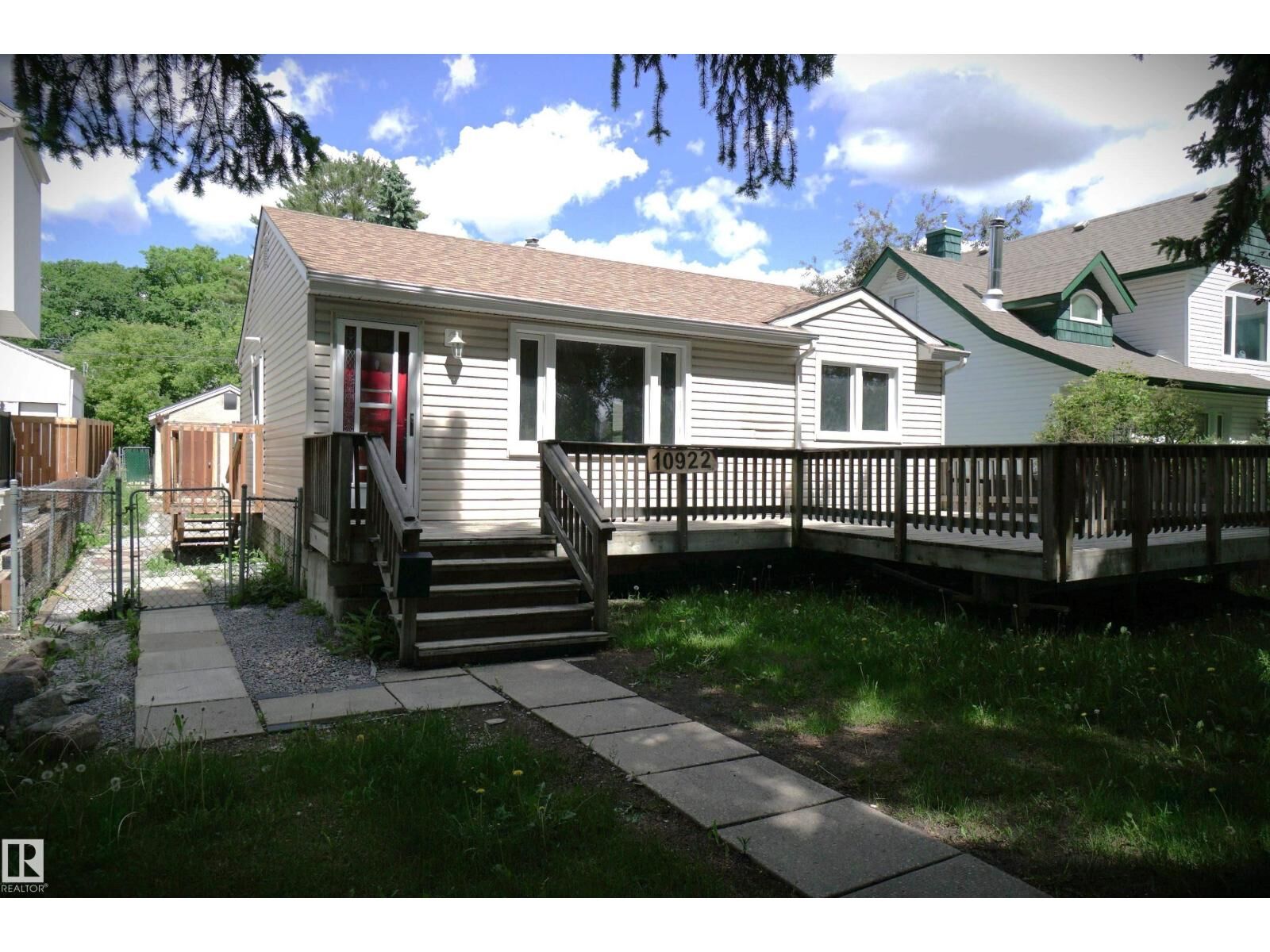 Property Photo:  10922 62 Av NW  AB T6H 1N2 