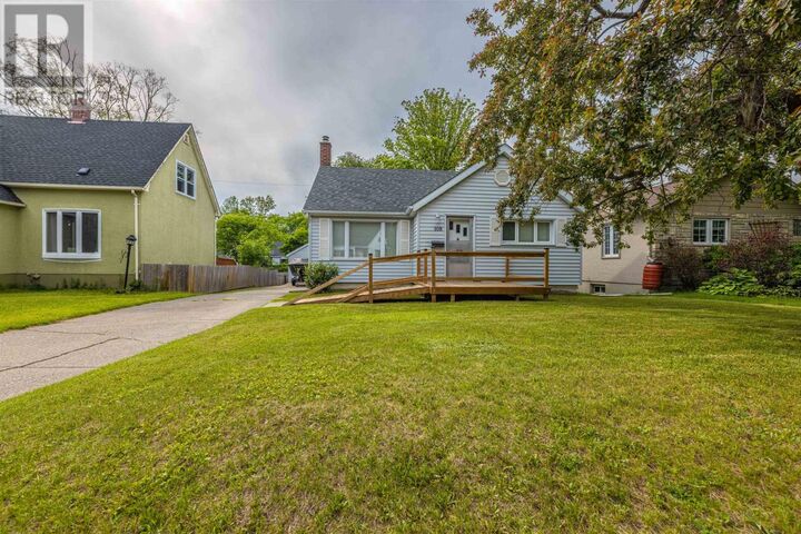 Property Photo:  108 Hill St S  ON P7B 3V1 