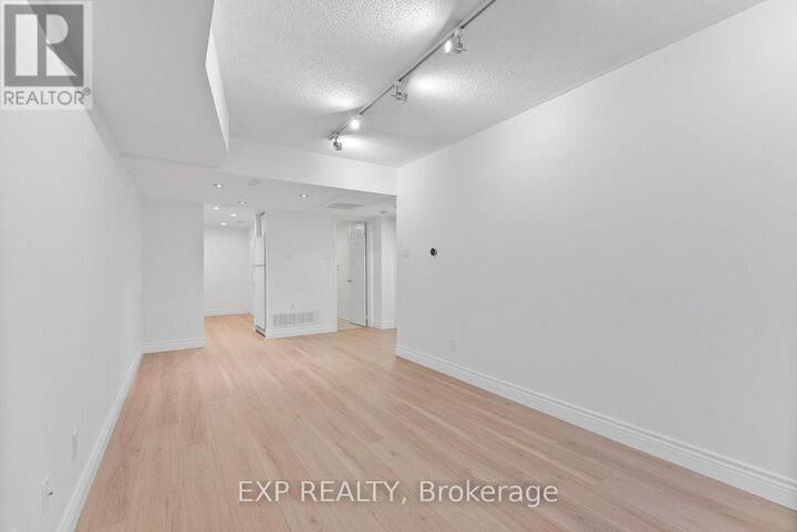 Property Photo:  12 Portland Street Th B  ON M5V 3N6 