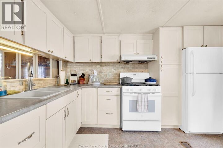 Property Photo: 6 Viscount Parkway ON N8M 1Y8