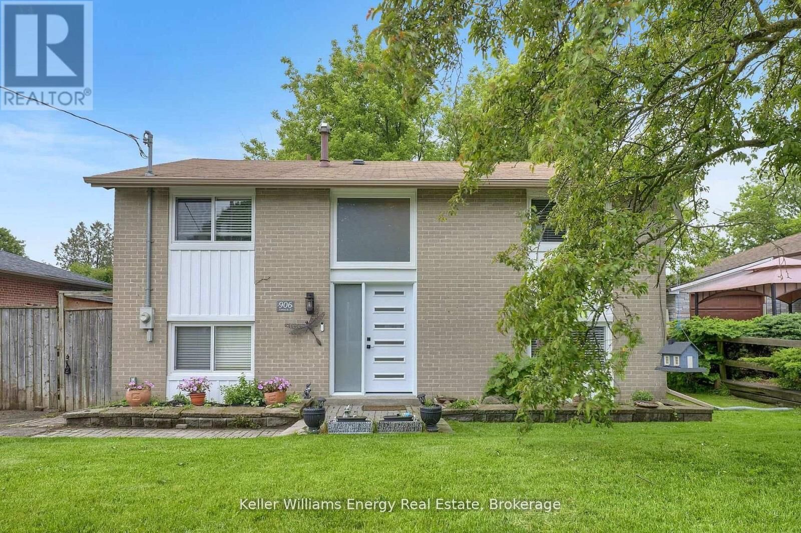 Property Photo:  906 Centre Street North  ON L1N 4V1 