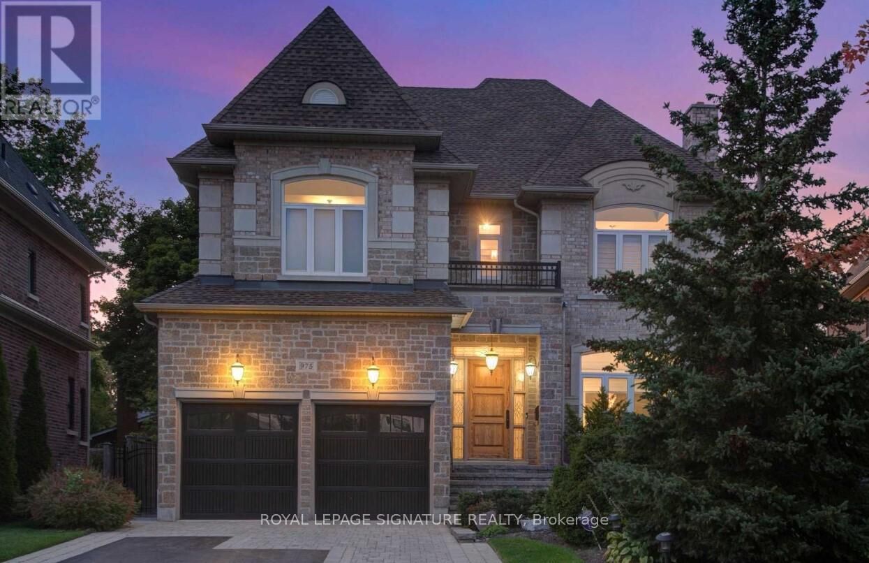 Property Photo:  975 Fredonia Drive  ON L5C 2W5 