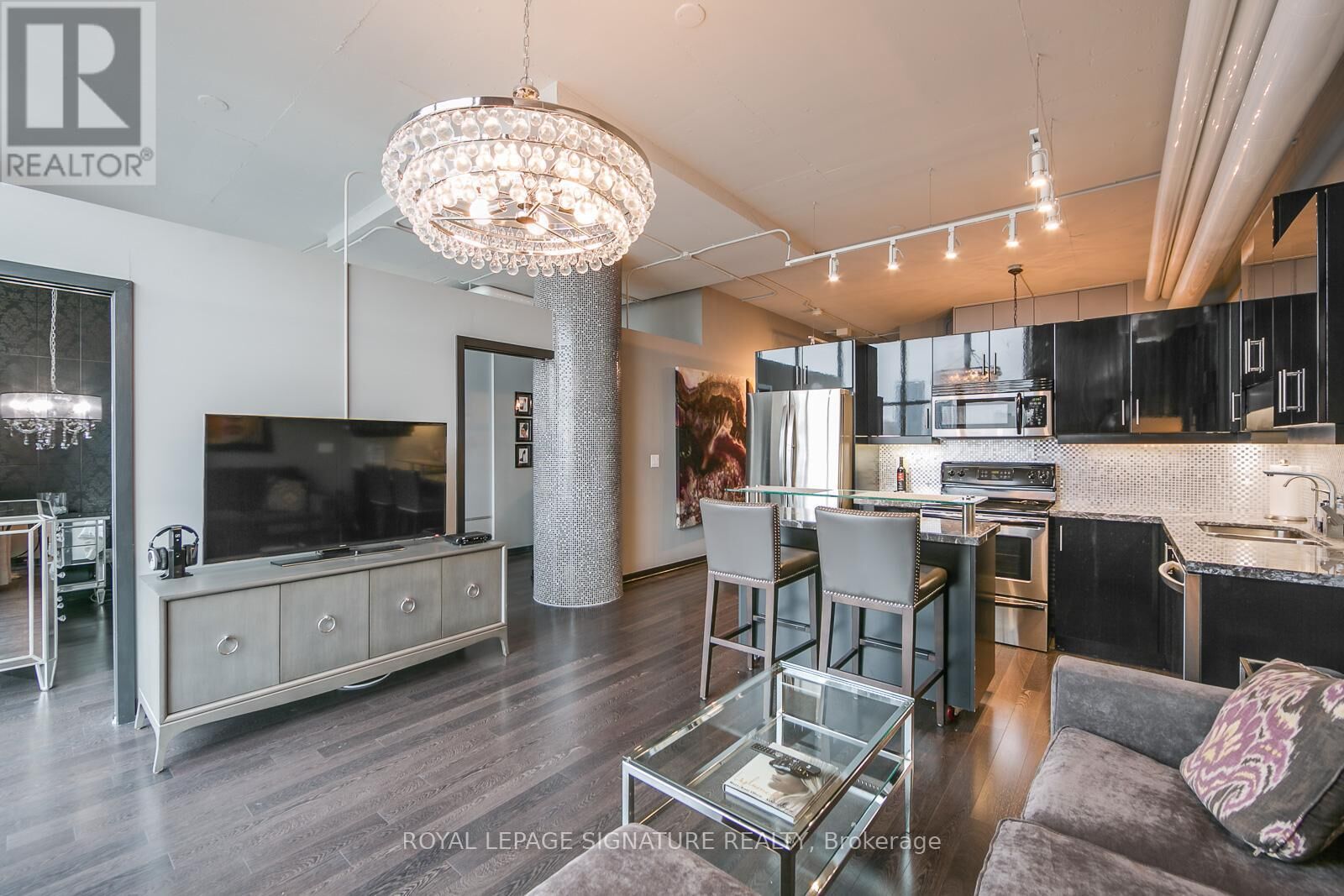 Property Photo: 2 Fieldway Road 1113 ON M8Z 3L1