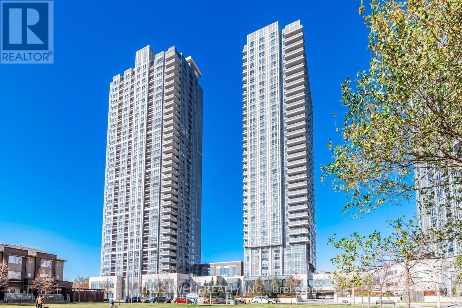 Property Photo: 255 Village Green Square 3208 ON M1S 0L7