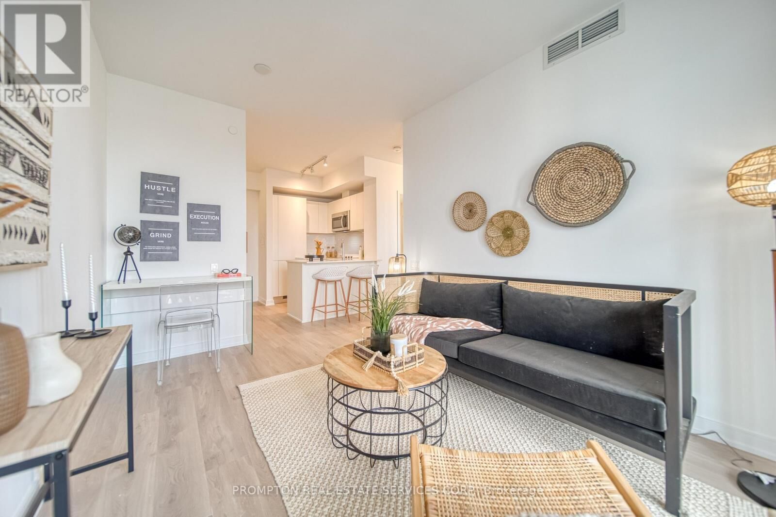 Property Photo: 3 Gloucester Street 806 ON M4Y 0C6