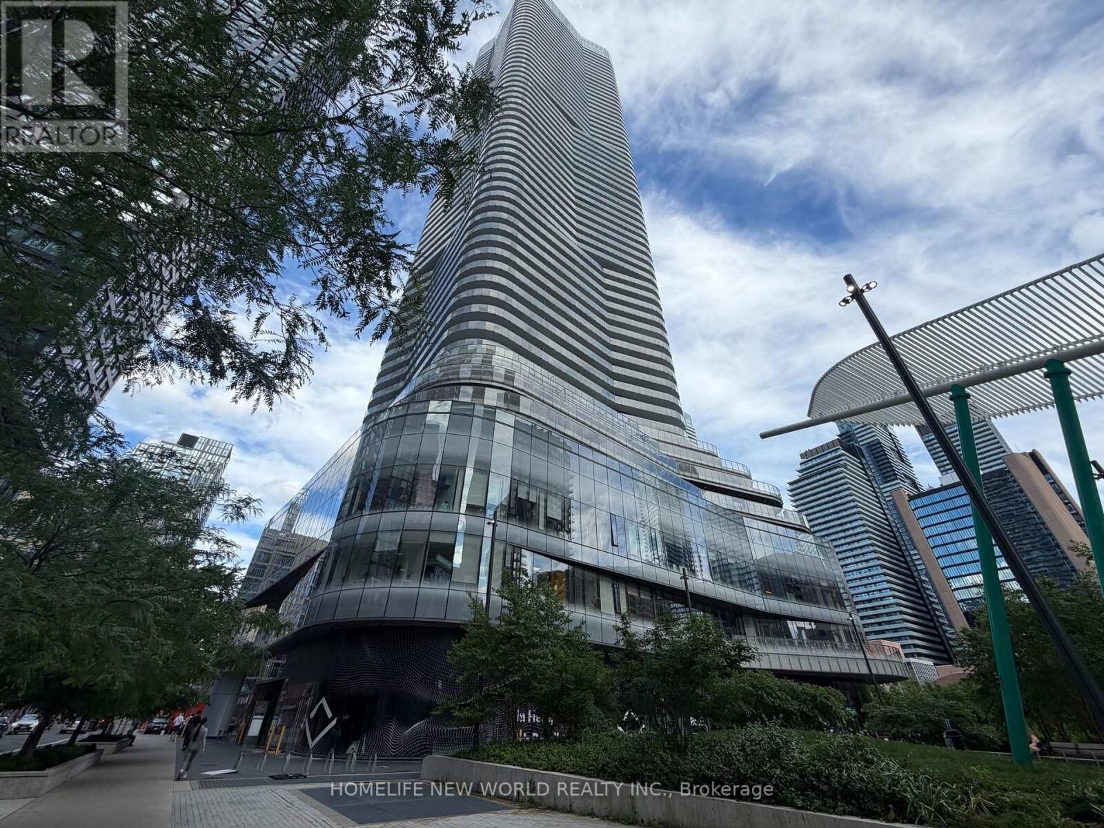 Property Photo: 11 Wellesley Street West 6008 ON M4Y 0G4