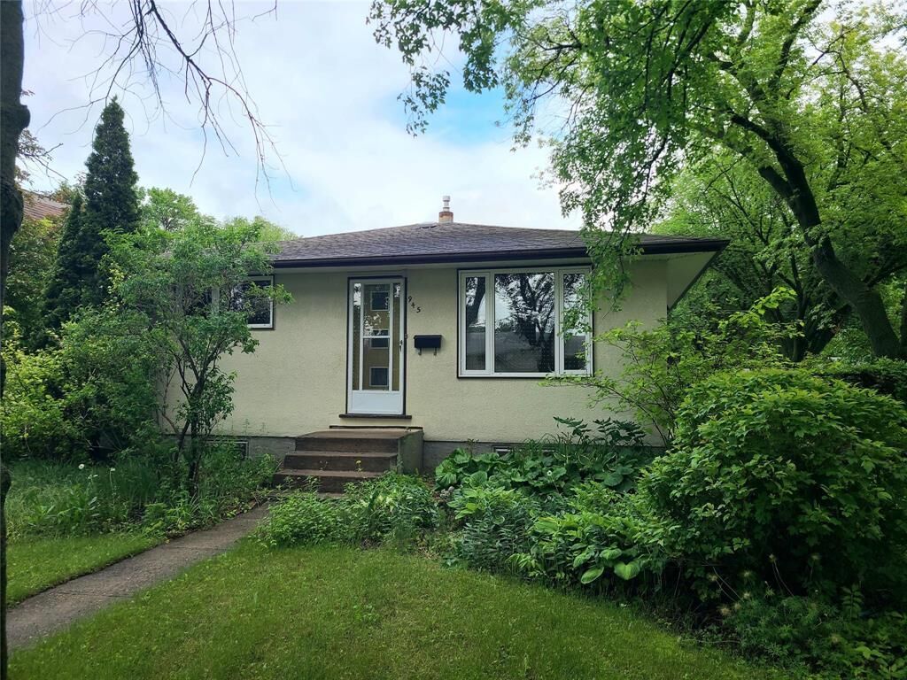 Property Photo:  945 Dennis Street  MB R7A 5G1 