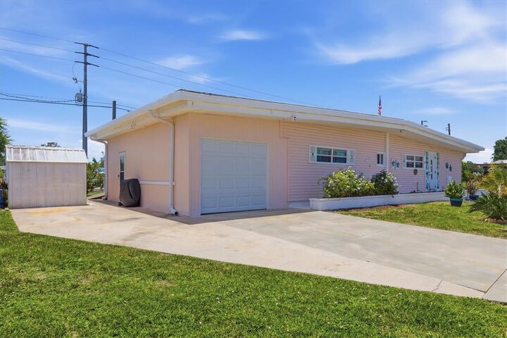 Property Photo: 1006 42nd Avenue Drive E FL 34222