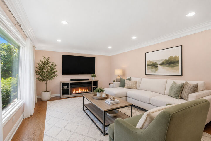 Property Photo: 802 E Hackberry Drive IL 60004