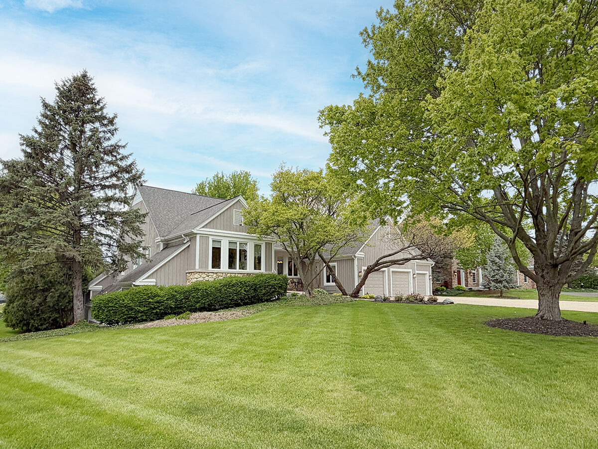 Property Photo:  211 Ridge Lane  IL 60156 