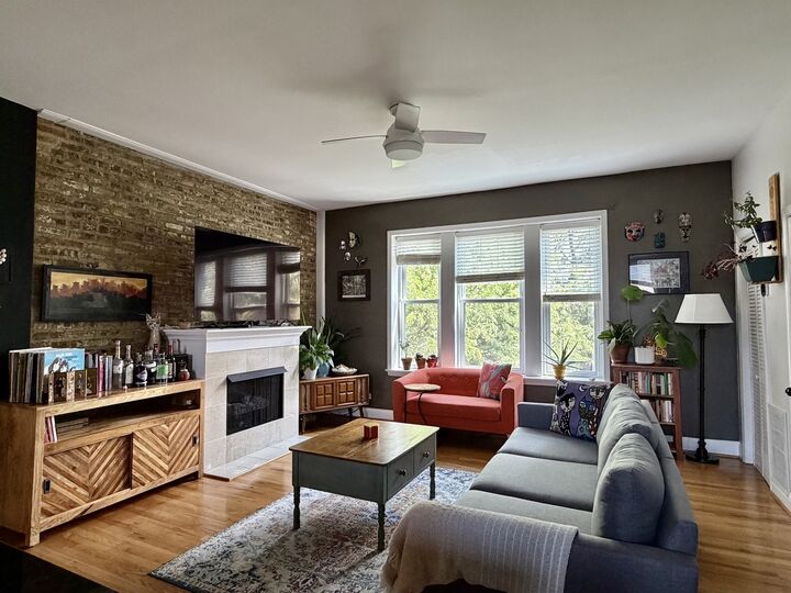 Property Photo: 3102 W Cullom Avenue 3W IL 60618