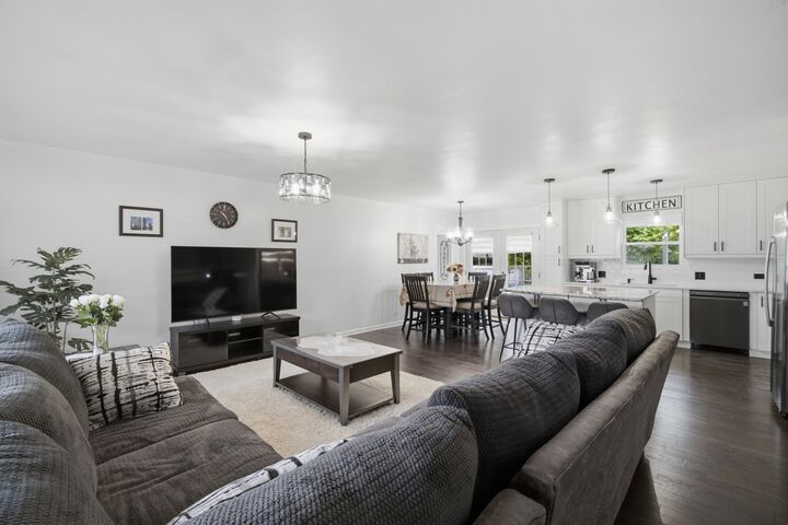 Property Photo: 890 Yorkshire Drive IL 60133