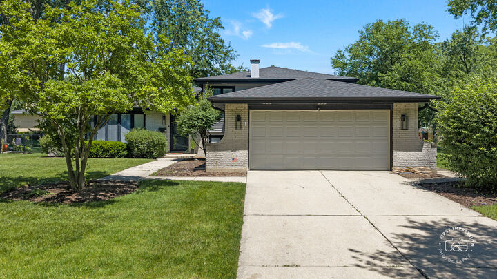 Property Photo:  18W088 Claremont Drive  IL 60561 