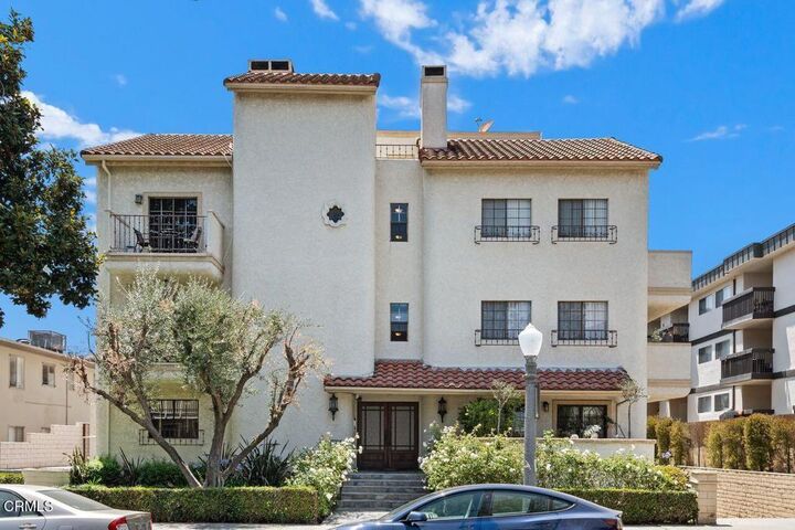 Property Photo:  227 S Madison Avenue 304  CA 91101 