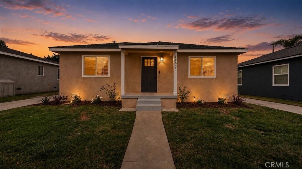 Property Photo:  2409 Pepperwood Avenue  CA 90815 