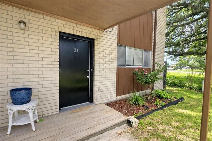 Property Photo:  106 E 3rd Street 21  LA 70037 