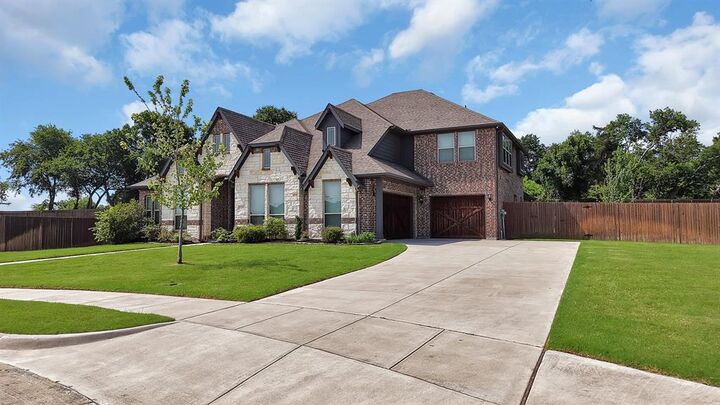 Property Photo:  810 Sundown Court  TX 76065 