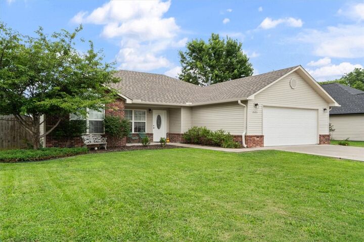 Property Photo:  1523 William Court  AR 72761 