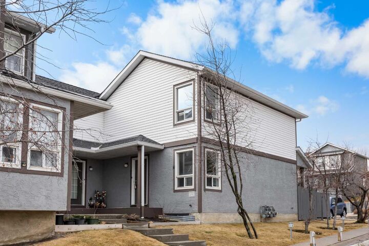 Property Photo:  1801 Signal Hill Green SW  AB T3H 2Y4 