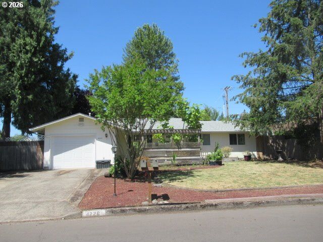 Property Photo: 4226 Scottdale St OR 97404