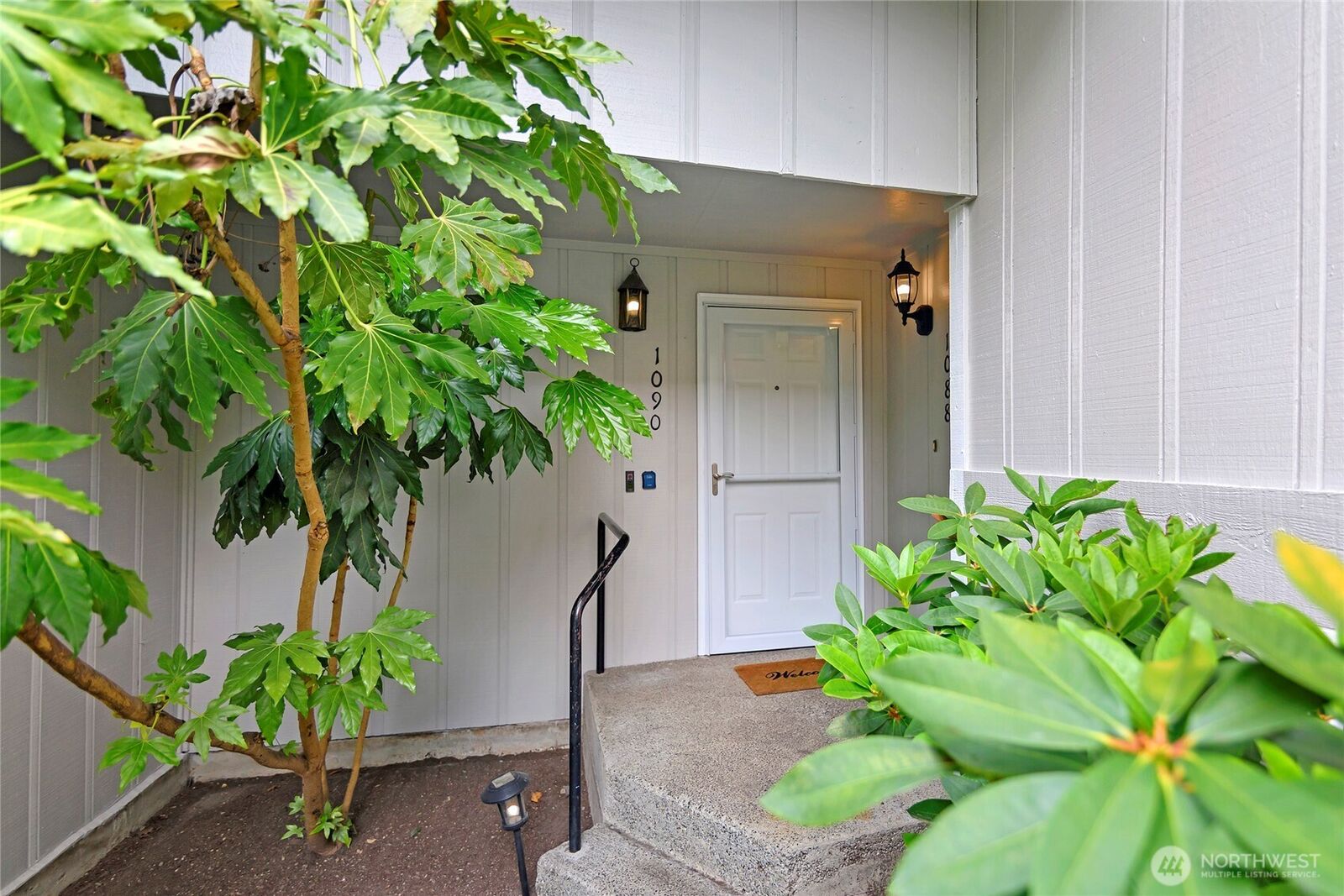 Property Photo:  1090  Ihland Place NE  WA 98110 