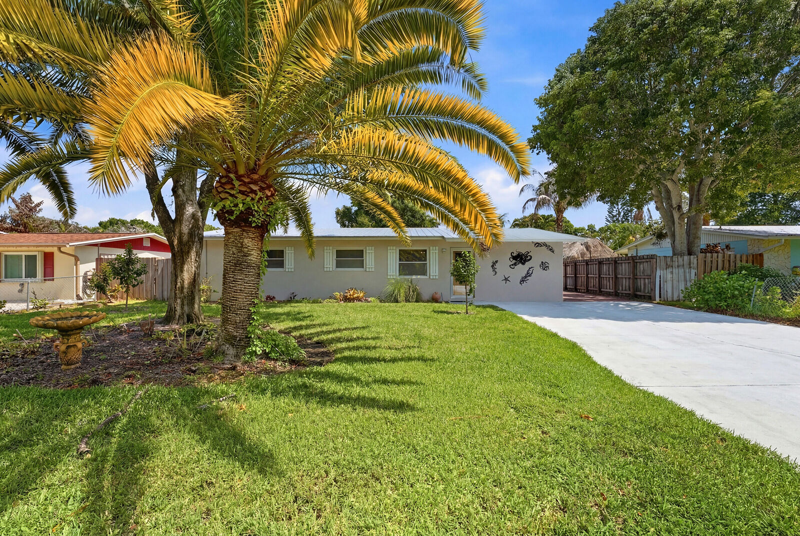 Property Photo:  1095 NE Tuxedo Terrace  FL 34957 