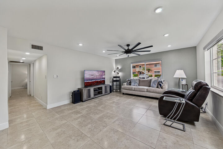 Property Photo:  9 NE 19th Court C112  FL 33305 