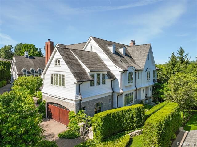 Property Photo: 300 Woodland Villa Court MI 48009