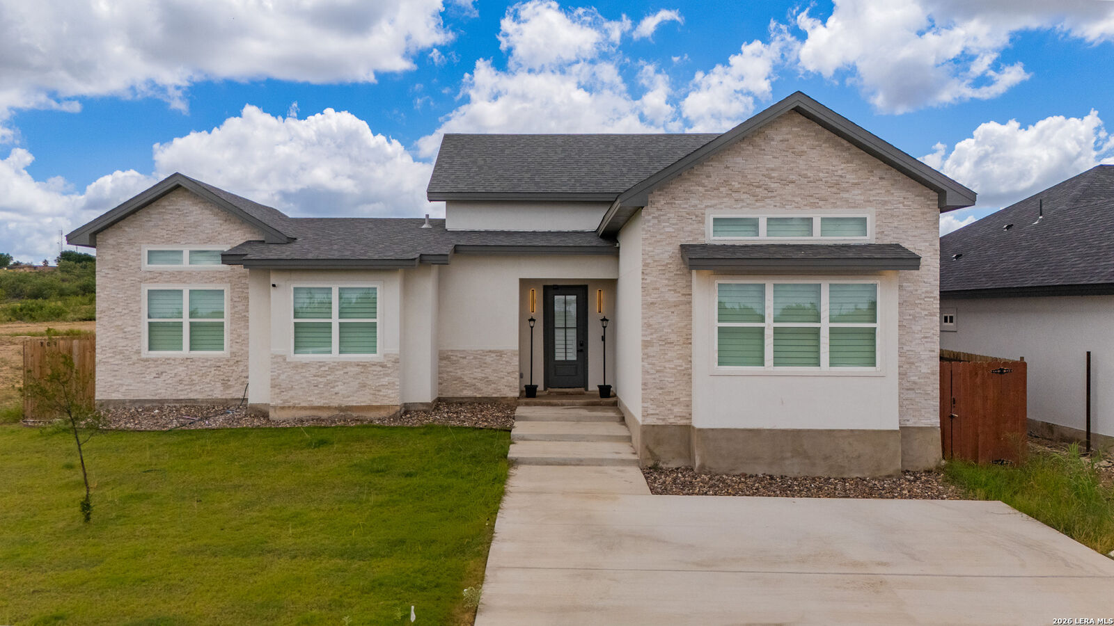 Property Photo:  709 Encinal Drive  TX 78852 