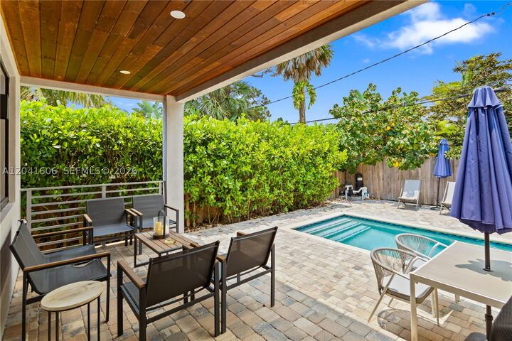 Property Photo:  809 SW 10th Ter  FL 33315 