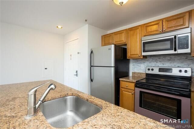 Property Photo:  300 Broad Street 906  CT 06901 