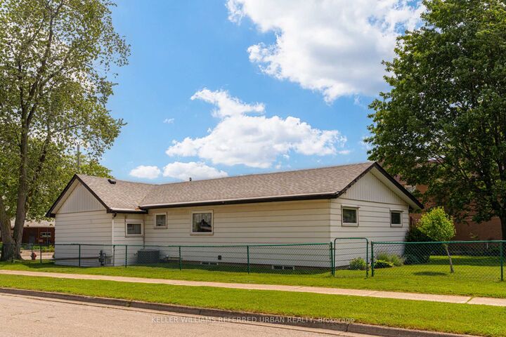 Property Photo: 1300 Meredith Avenue ON L5E 2E5
