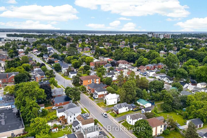 Property Photo: 98 Cedar Street ON K8P 3M4