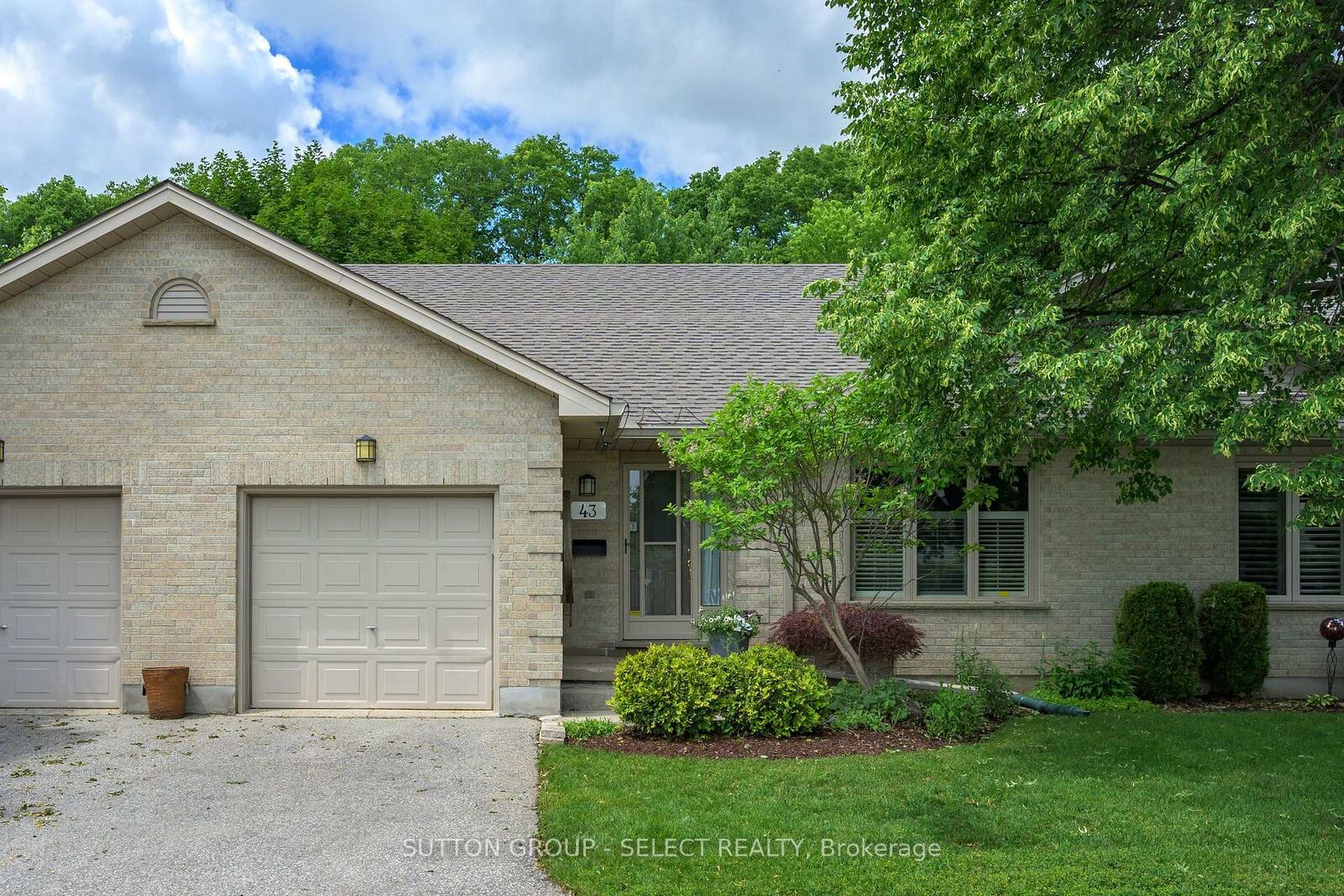 Property Photo: 99 Edgevalley Road 43 ON N5Y 5N1