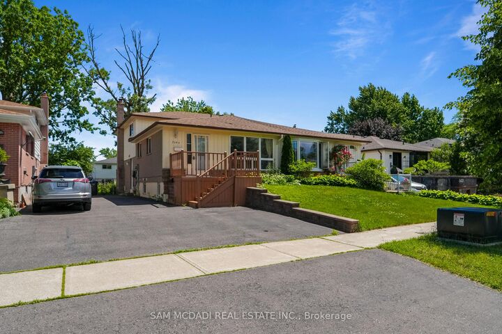 Property Photo: 2644 Altadena Court ON L5K 1G2