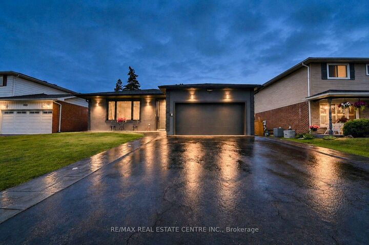 Property Photo: 3158 Valmarie Avenue ON L5C 2A2