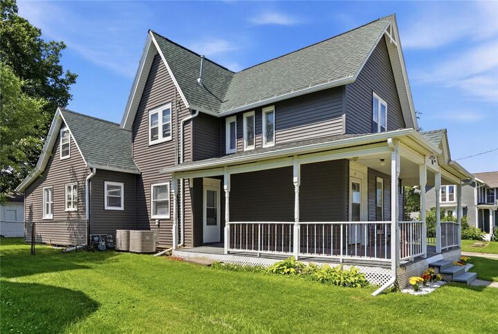 Property Photo:  815 5th Avenue  IA 52302 