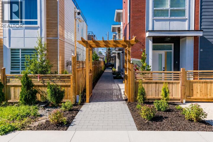 Property Photo: 760 Raymer Avenue 4 BC V1Y 4Z8