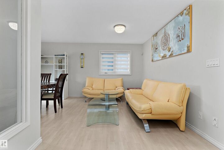 Photo de la propriété:  8904 170A Avenue NW  AB T5Z 2Y7 