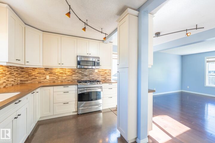 Property Photo:  18289 74 Avenue NW  AB T5T 2G6 