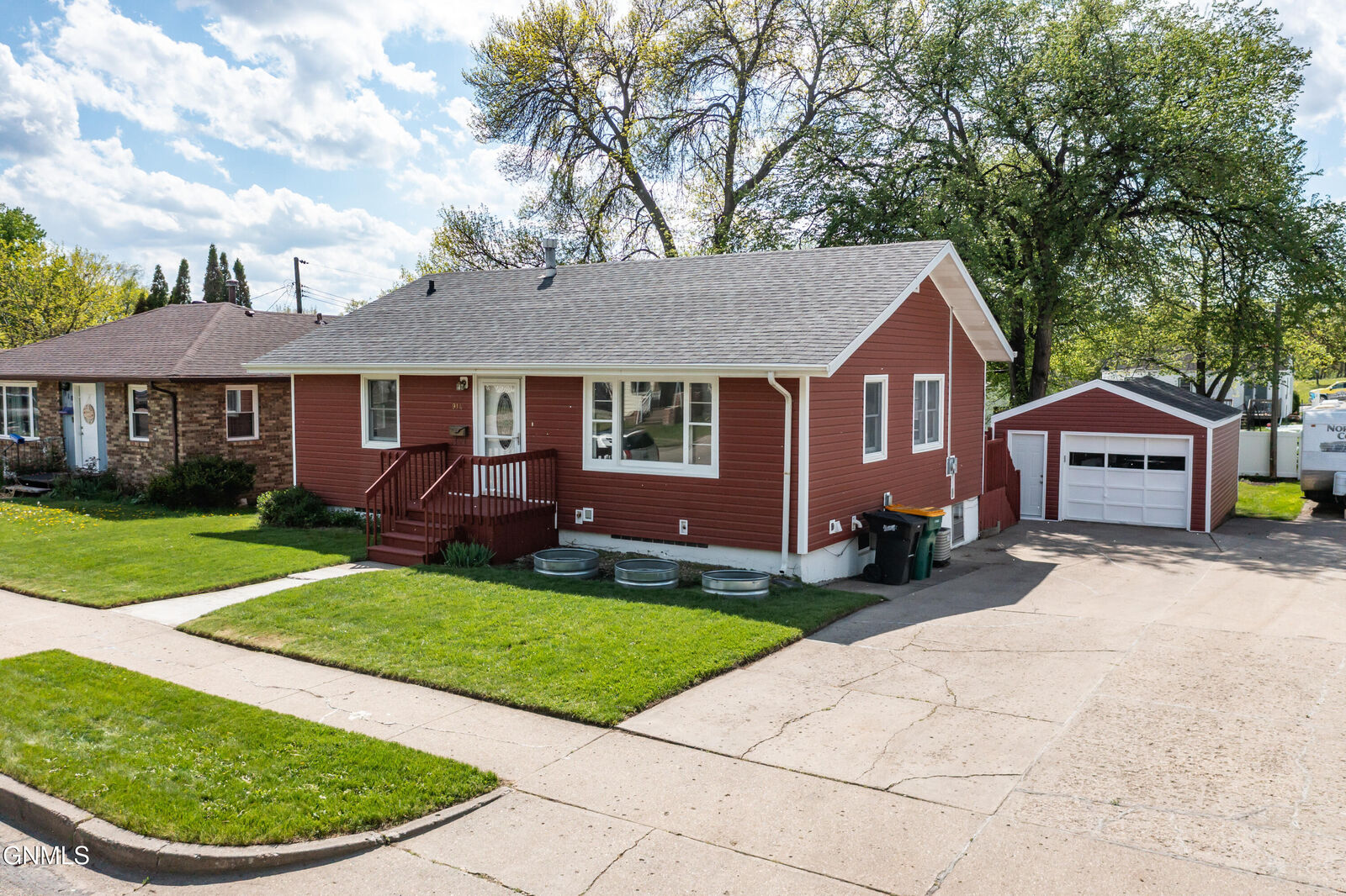 Property Photo:  914 Curtis Street  ND 58501 