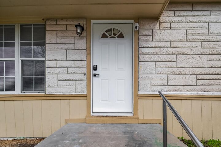 Property Photo:  1221 Parkway Street  TX 77520 