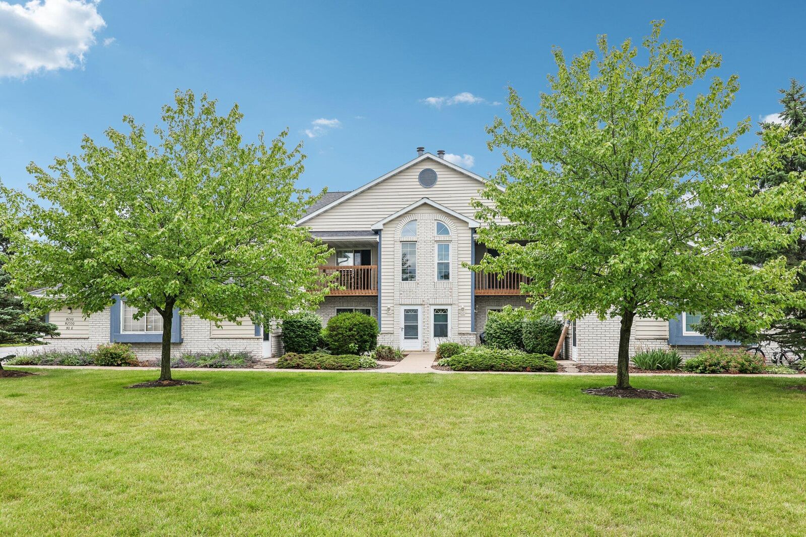 Property Photo:  W240n2550 E Parkway Meadow Cir  WI 53072 