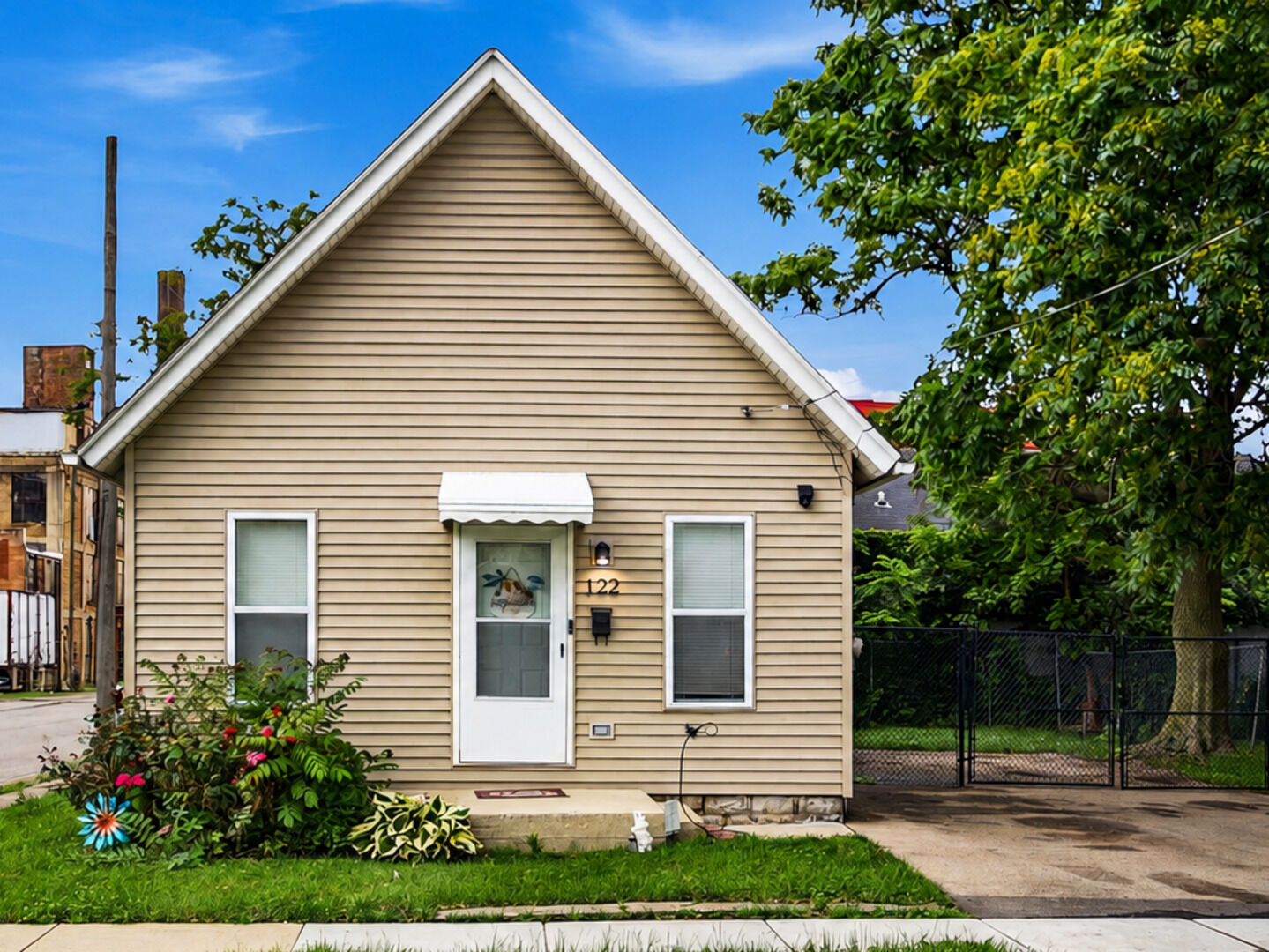 Property Photo:  122 Cross Street  IL 60506 