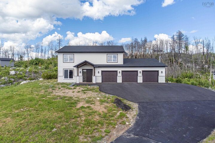 195 Carmel Crescent — photo 1