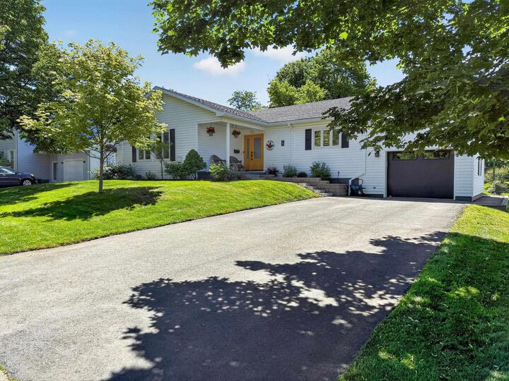 8 Windemere Court — photo 1