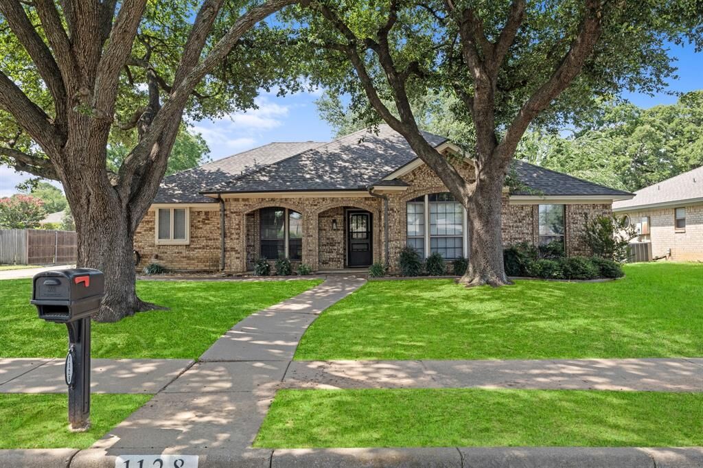 Property Photo:  1128 Wingate Drive  TX 76021 