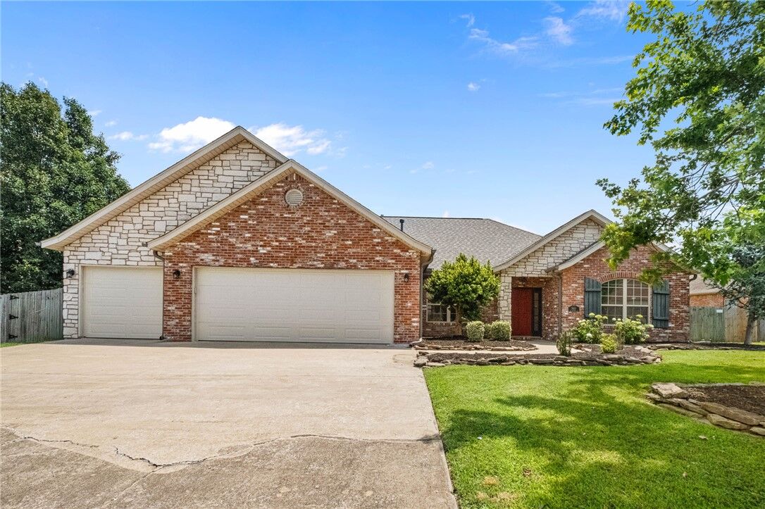 Property Photo:  3903 SW Sycamore Street  AR 72713 