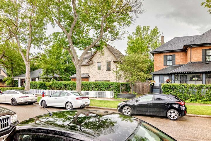 Property Photo:  85 Elma Street W  AB T1S 1J9 