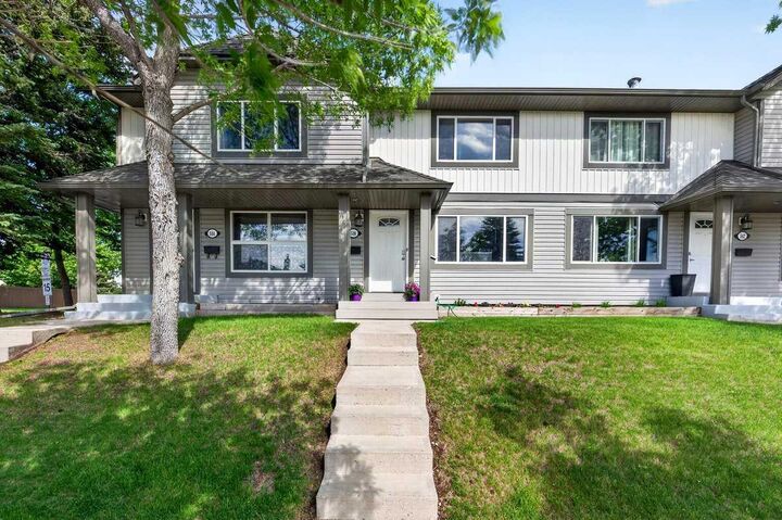 Property Photo:  538 Woodbine Boulevard SW  AB T2W 4Z9 